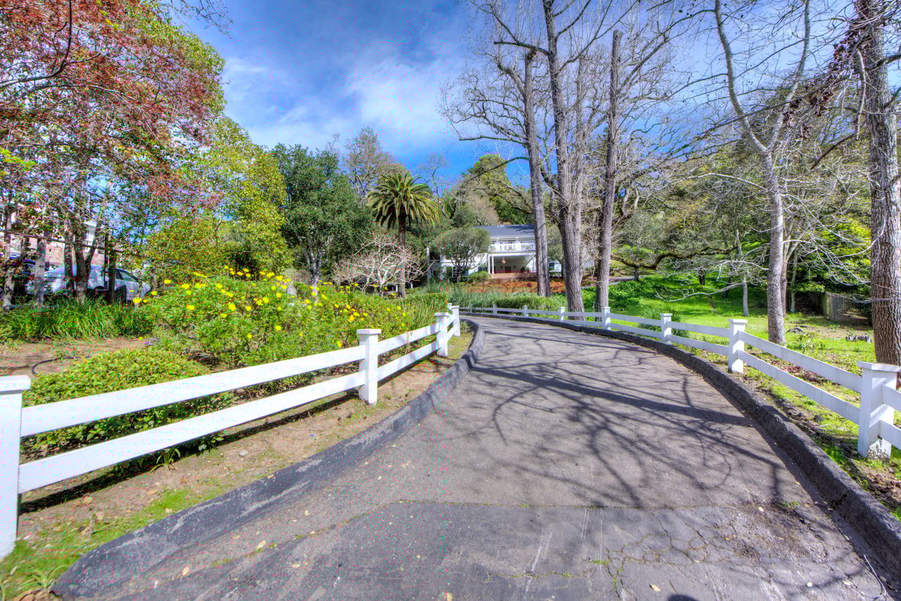 9 Wolfe Glen Way