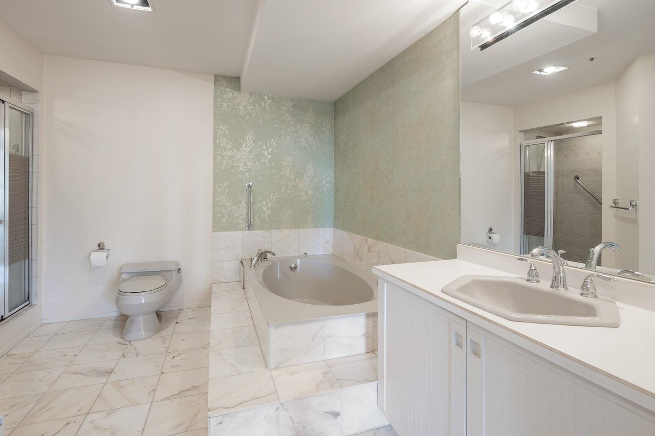 208-2433 Bellevue Ave