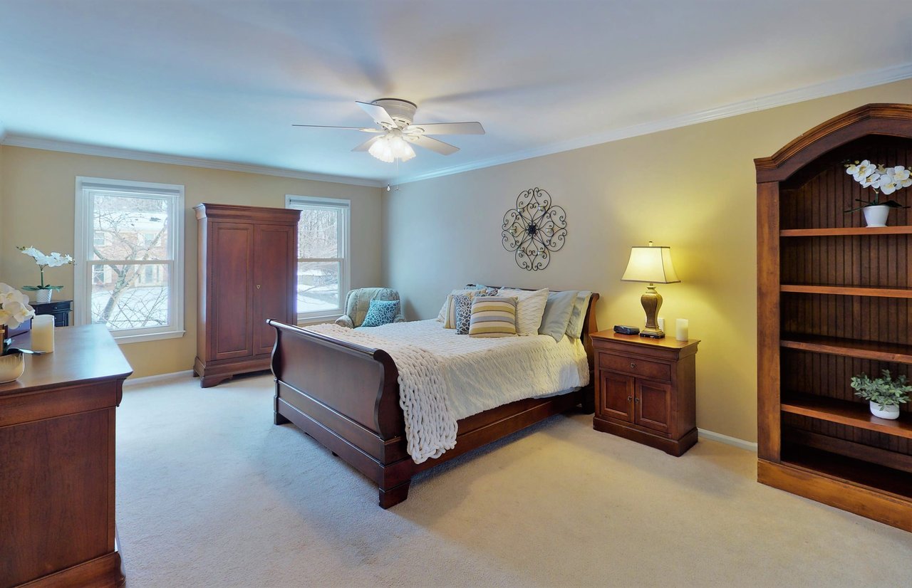32 LAWRENCIA DR