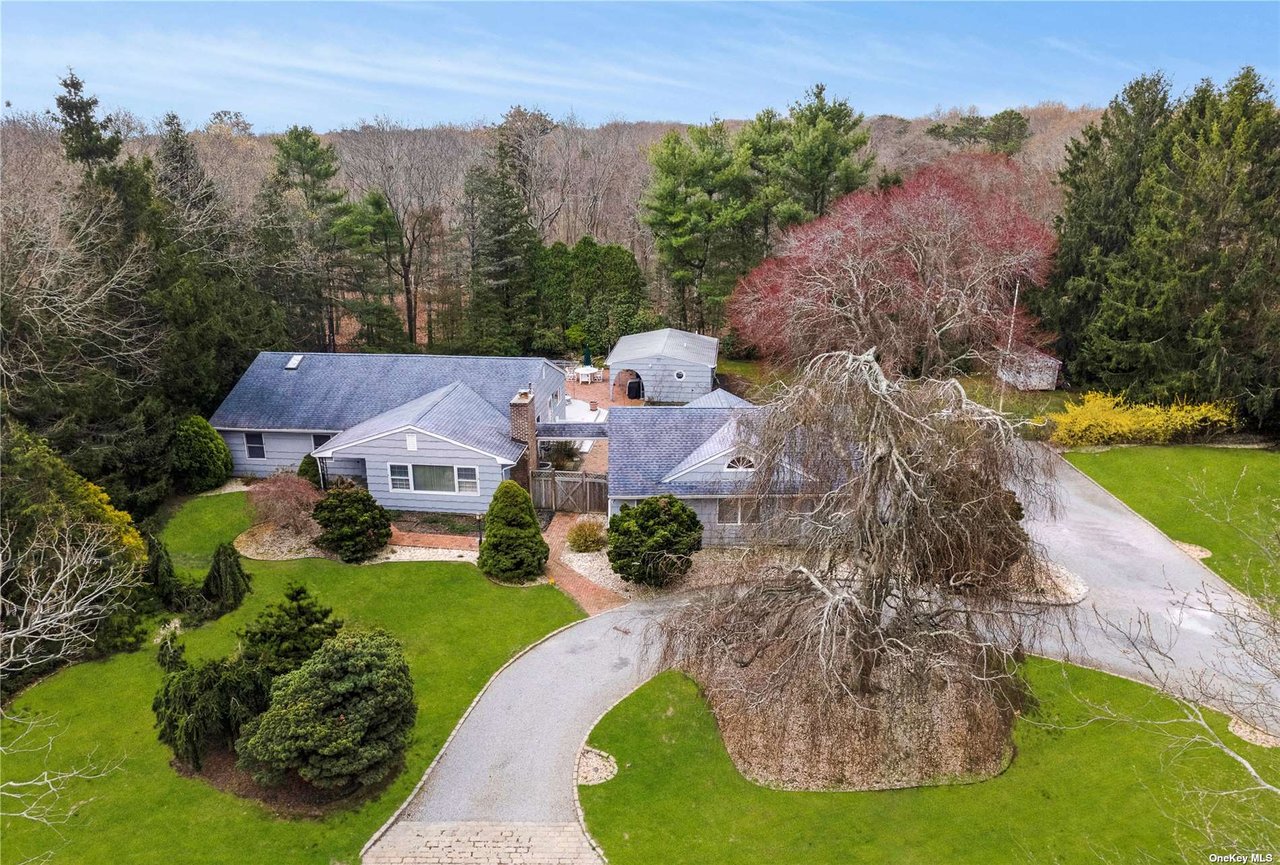 25 Squires Avenue