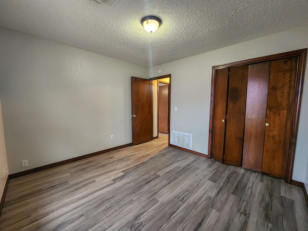4104 N Market
