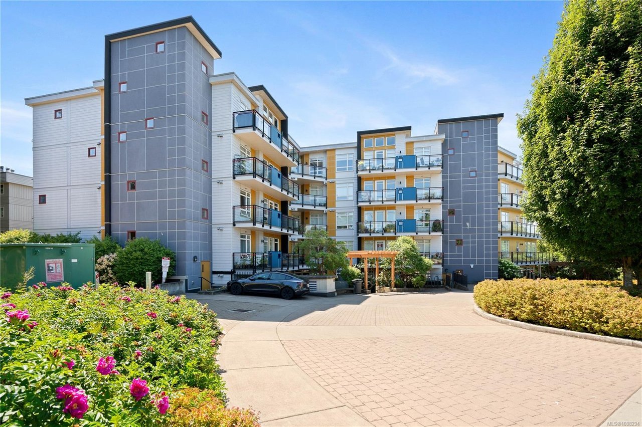 106-935 Cloverdale Ave, Saanich