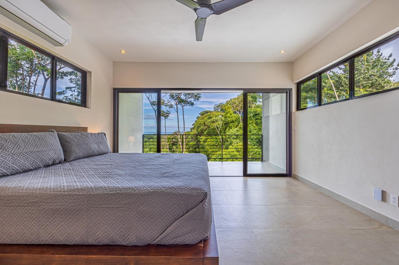 Outstanding Uvita Gem, Hidden in the Canopy with Ocean and Mountain Views