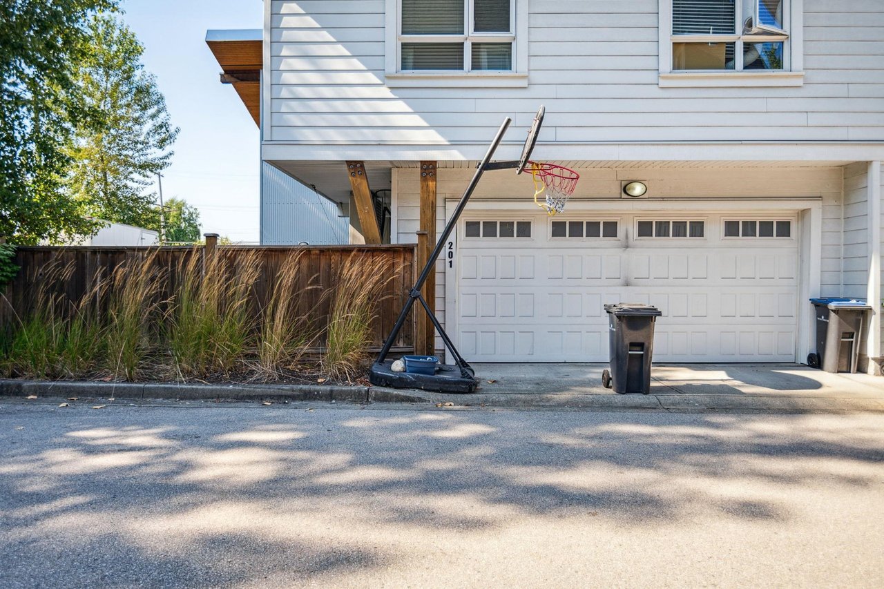 201-260 Ewen Ave