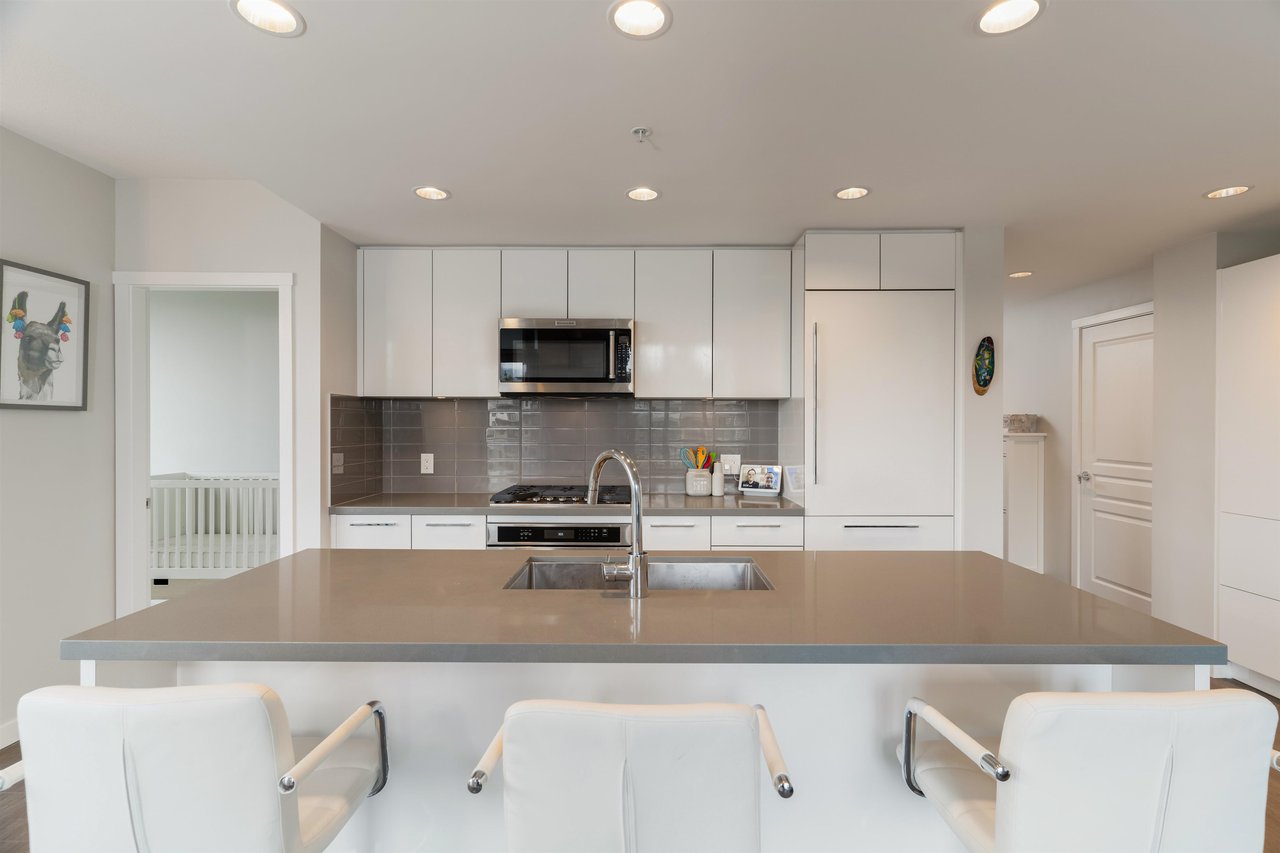 501-3093 Windsor Gate