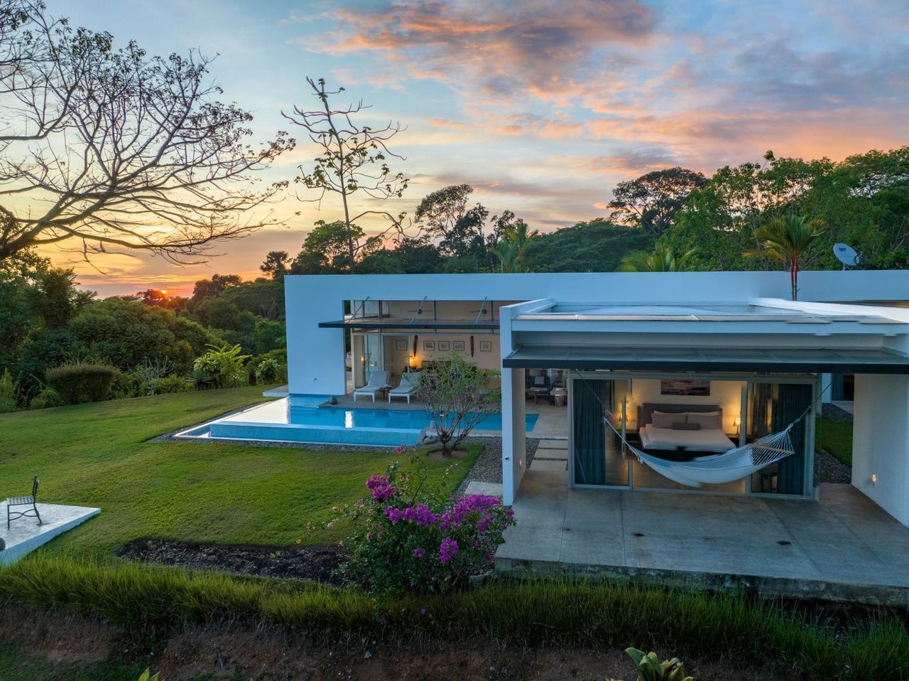 Mariposa , Luxury Modern Home With Guest House