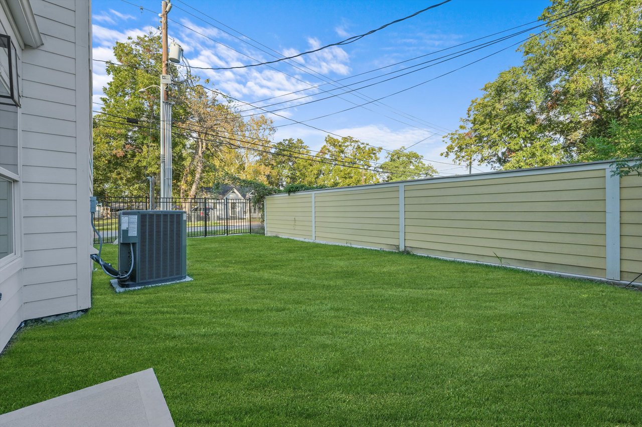 yard space in Donovan Heights homes 