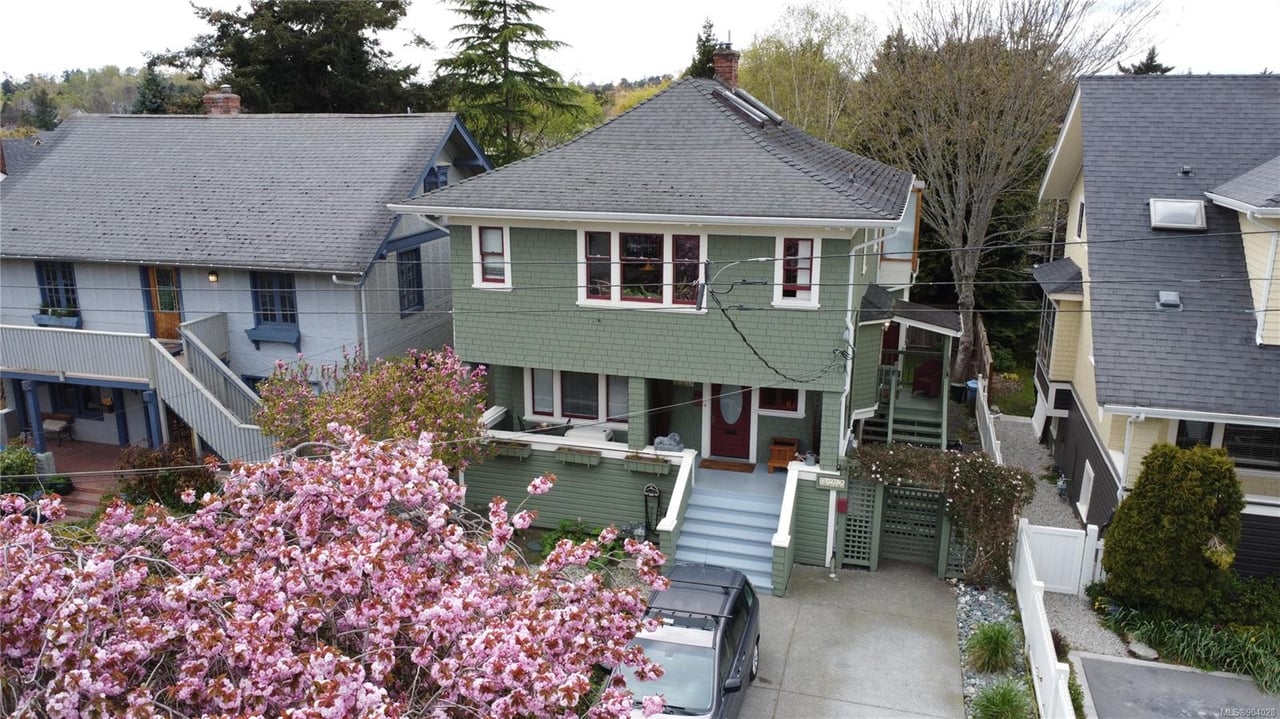 320 Moss St