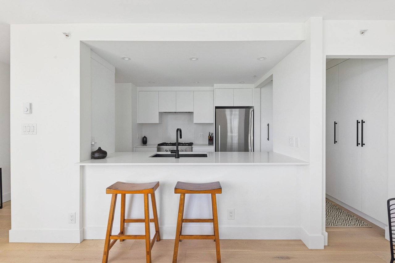 801-1077 Marinaside Cres