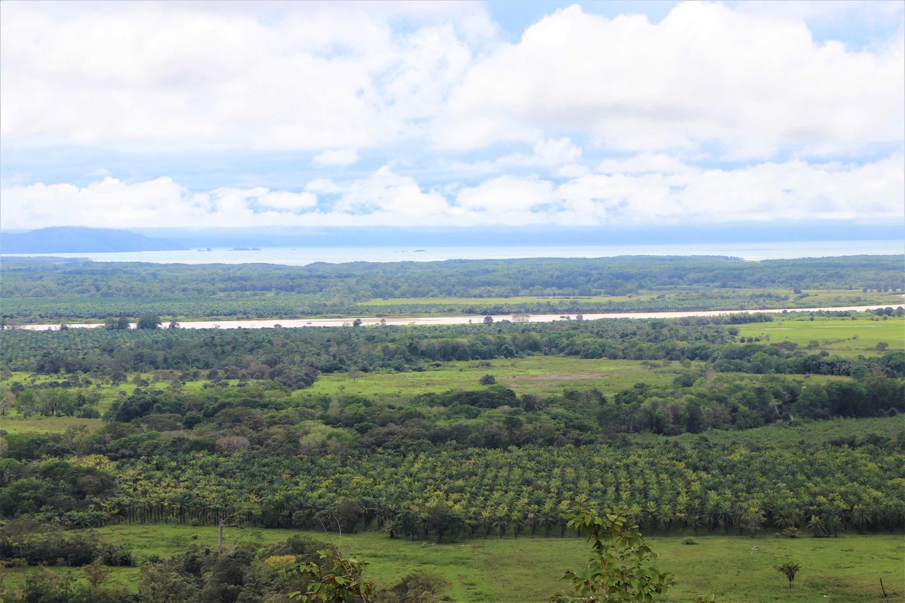 9 acres property with 360 panoramic views and 80m highway frontage