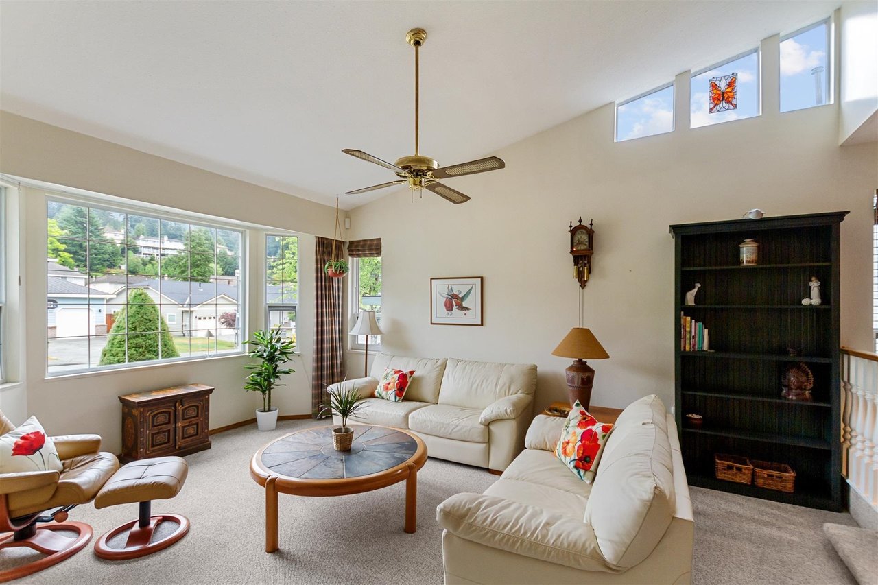 15 Ravine Dr