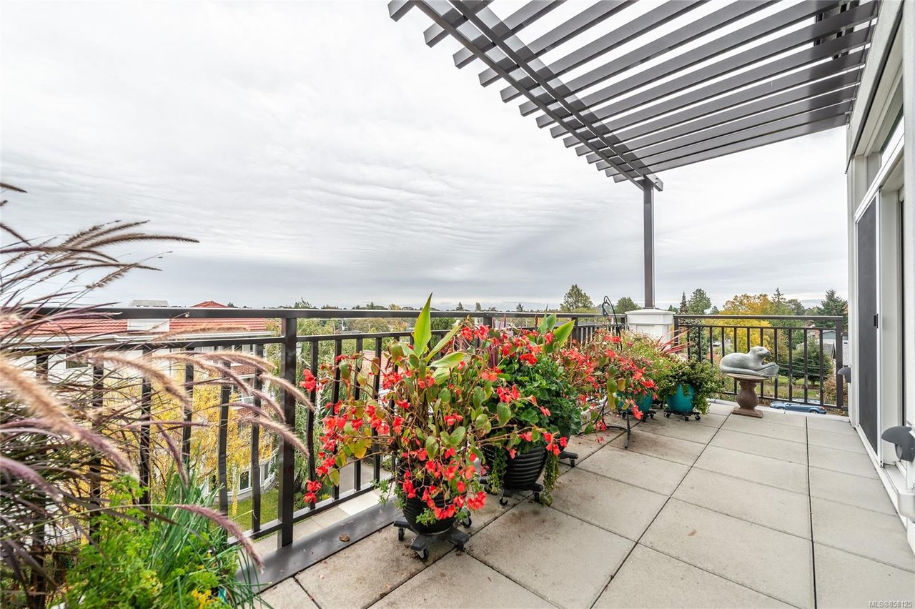 401-1765 Oak Bay Ave