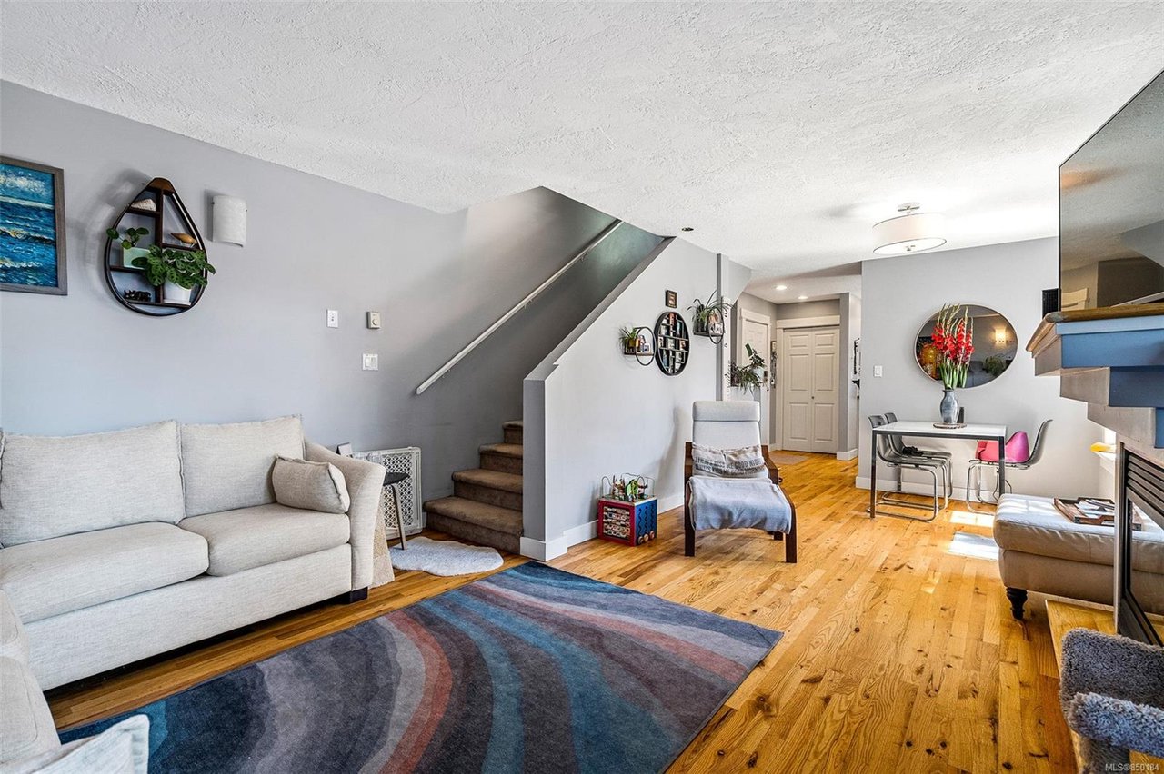 2-933 Empress Ave