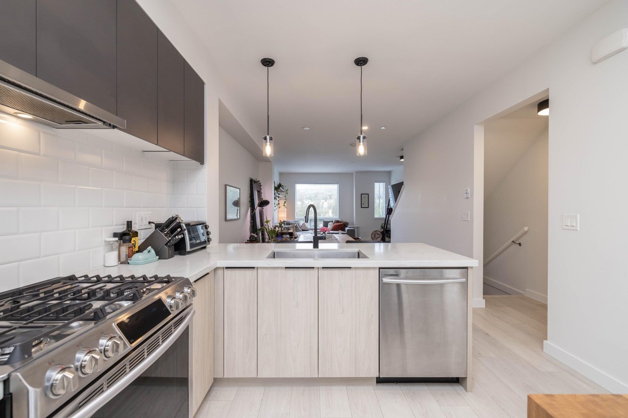 207-3105 St George St