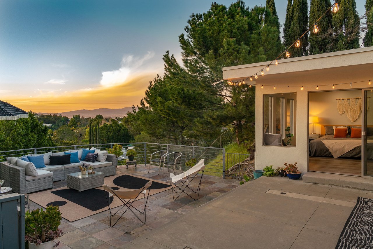 deLIGHTfull Mid Century in the Studio City "Donas"