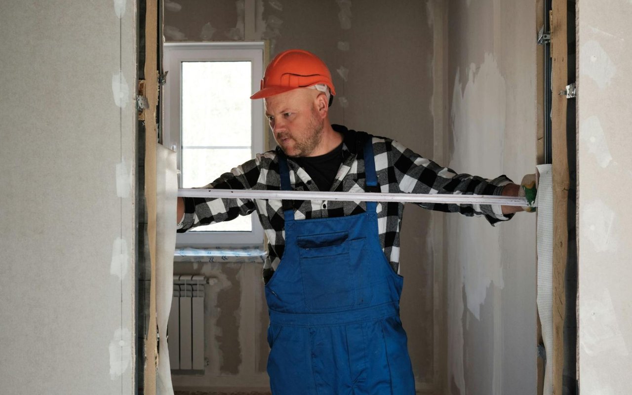 Should You Hire a Contractor or Do It Yourself?