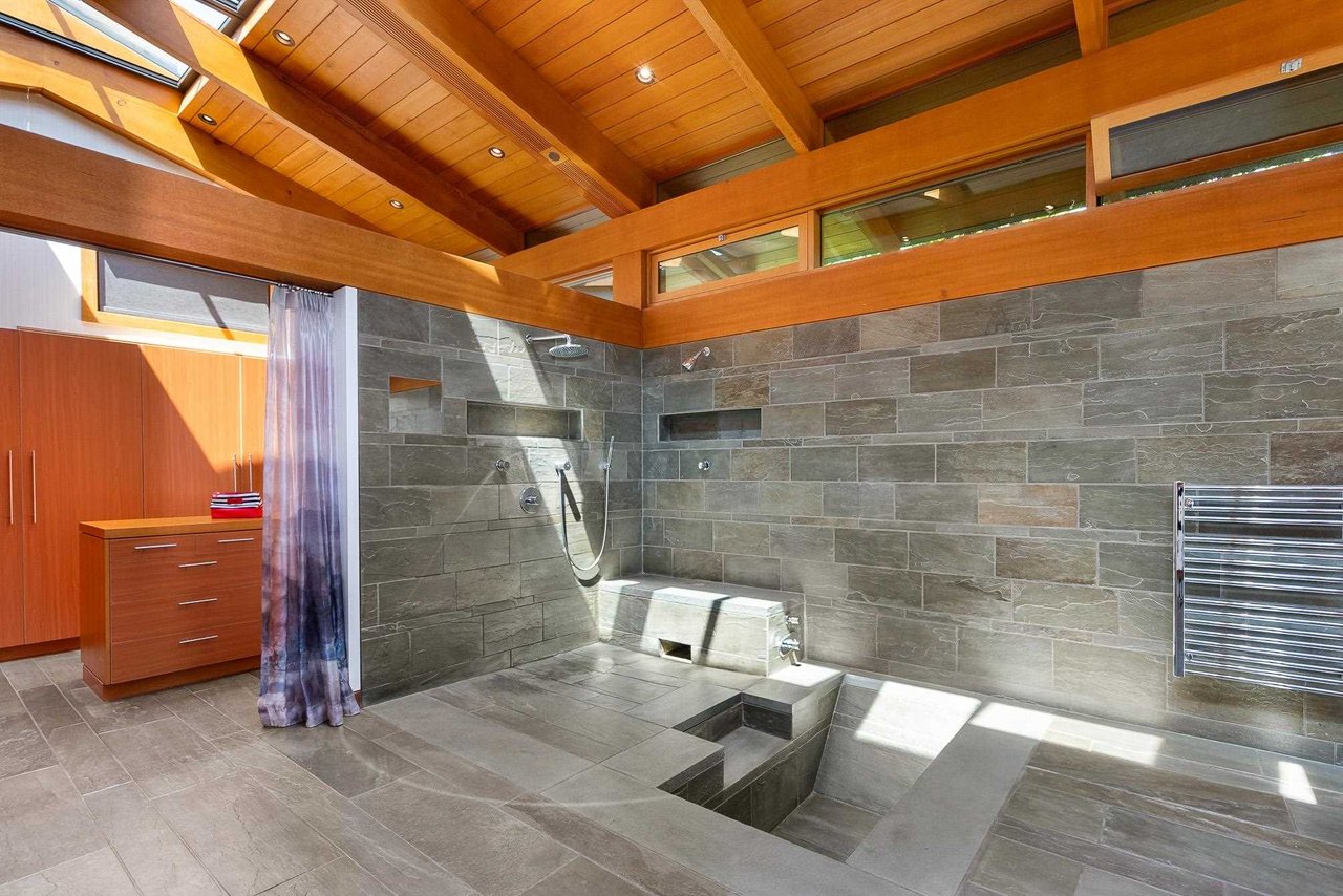 672 Beachview Dr