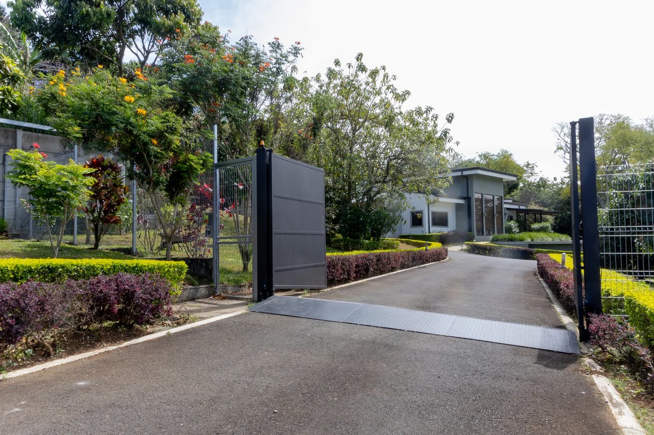 Dual Luxury Homes Estate, Heredia