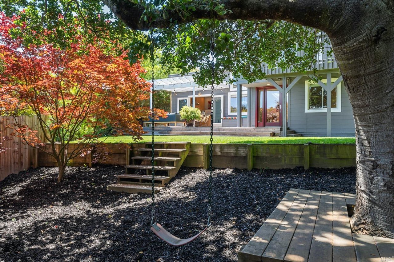 2 Cedarwood Ln