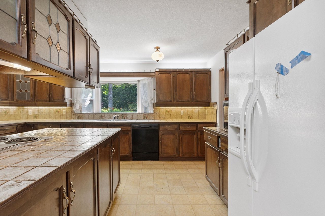 14324 25 Ave