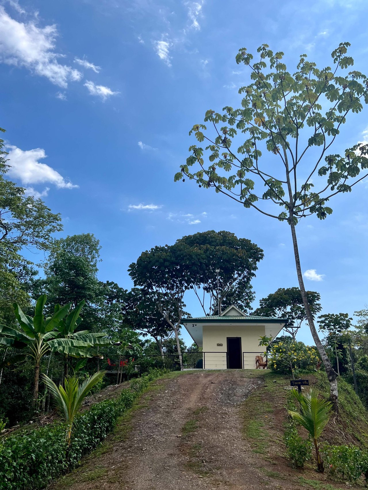  Affordable & Charming 1 bedroom Villa with Pool in gated community, immersed in the rainforest close to Quepos  