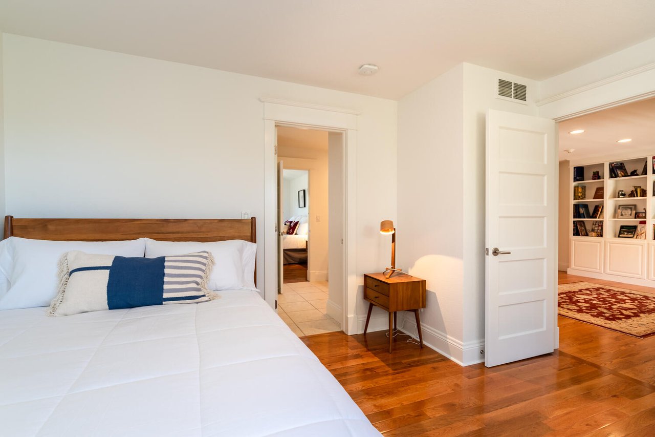 1686 Sunset Blvd