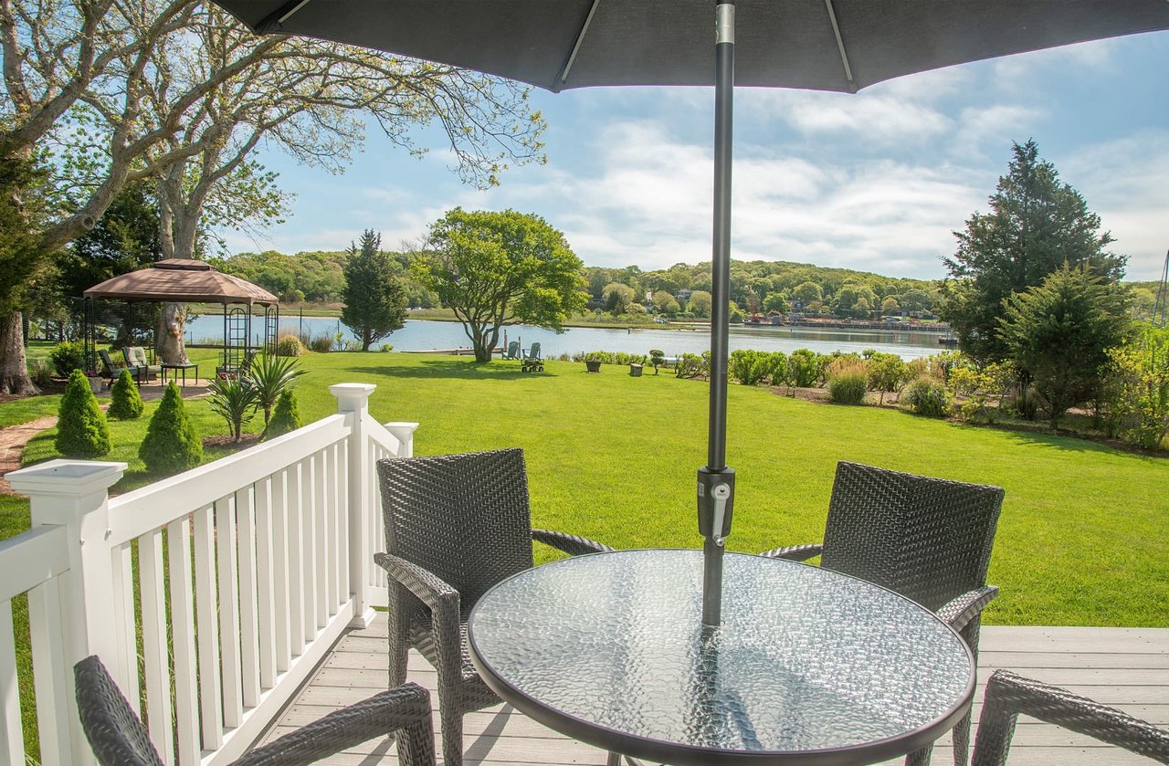 Modern Waterfront with Dock in East Hampton 