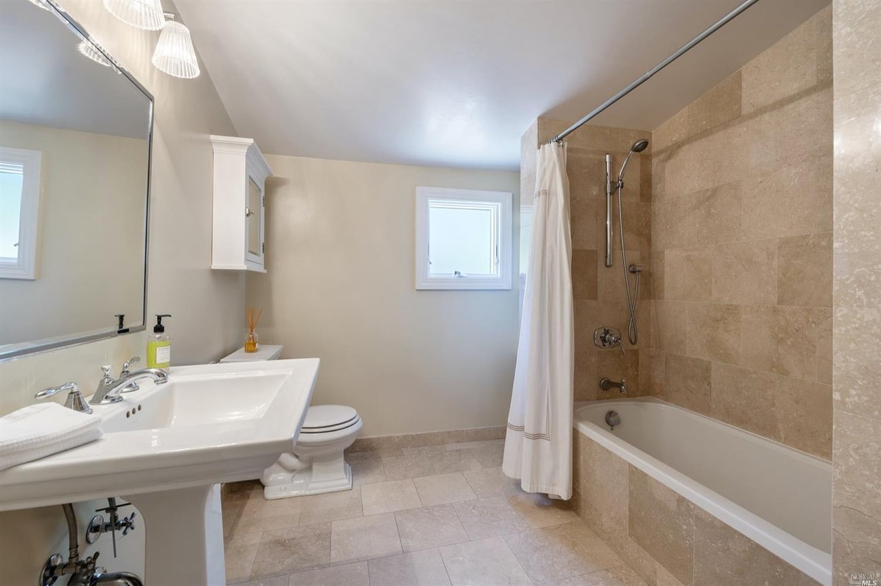 2 Cedarwood Ln