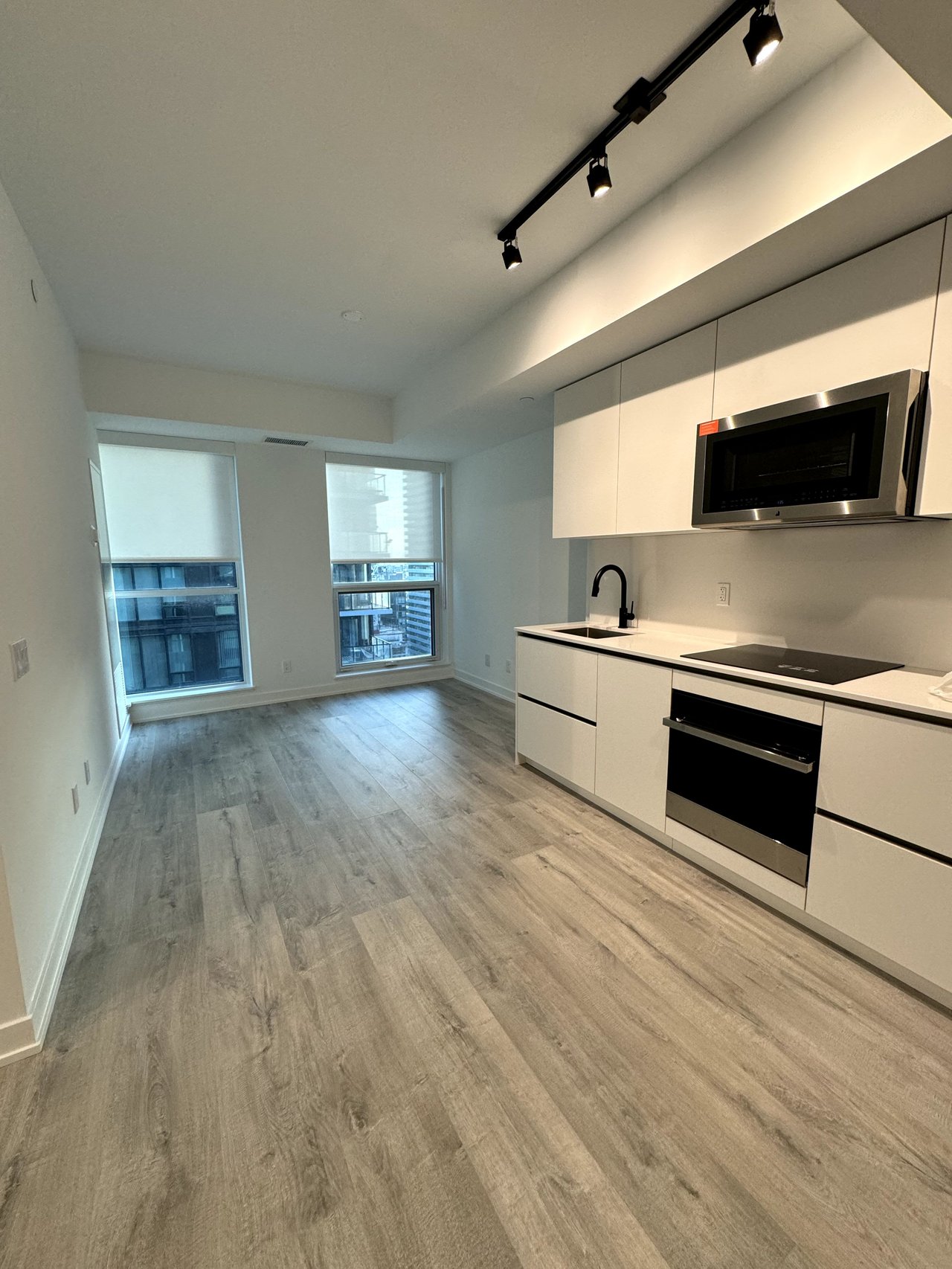 327 King St W, Unit 2005