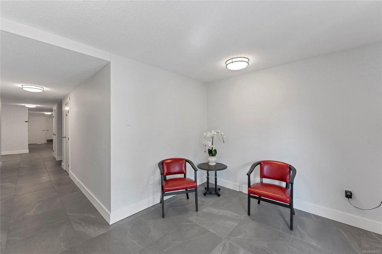 204-848 Esquimalt Rd