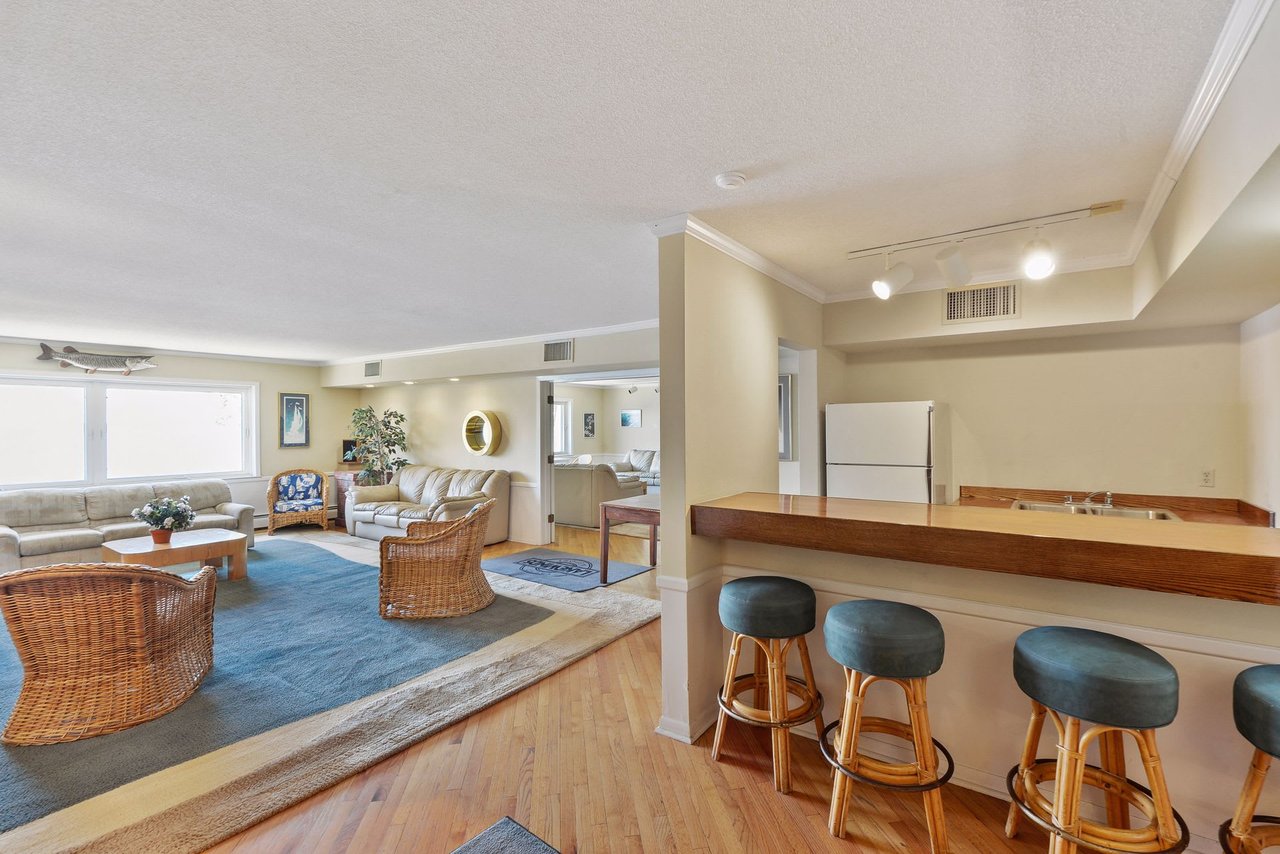 4397 Wilshire Blvd #305, Mound