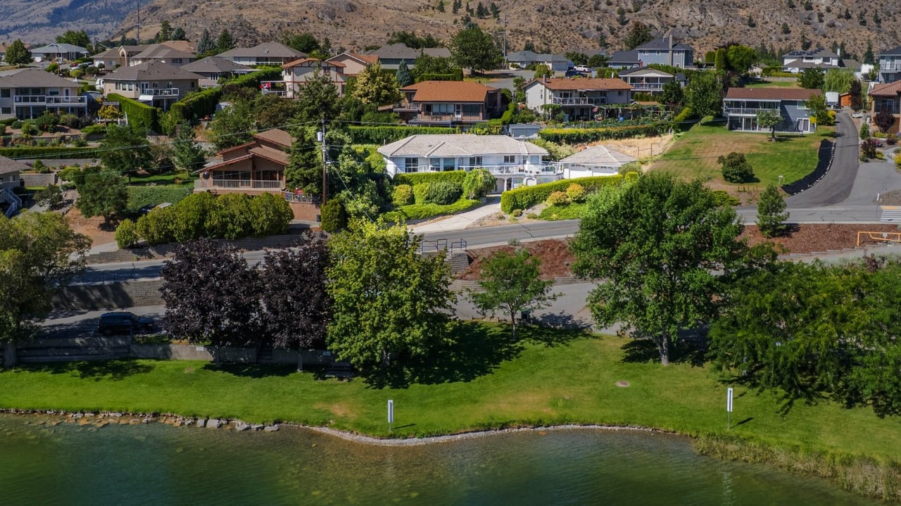 6752 Lakeside Dr