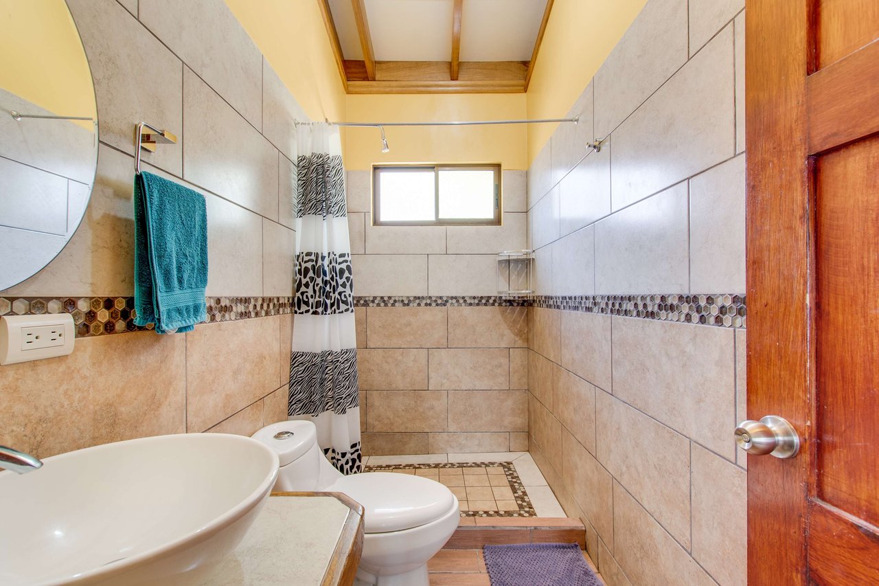A highly-rated and high-occupancy resort with a hotel, cabins, on-site restaurant and a pool an easy 5-minute walk from PLAYA UVITA and Marino Ballena National Park!