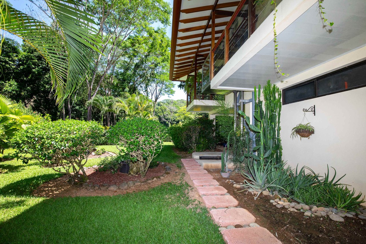Wheelchair Friendly- 2 Bedroom house in a Quiet Community