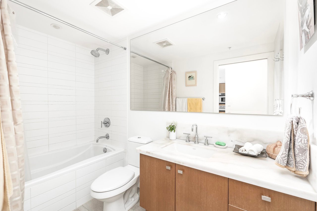 210-5989 Iona Dr