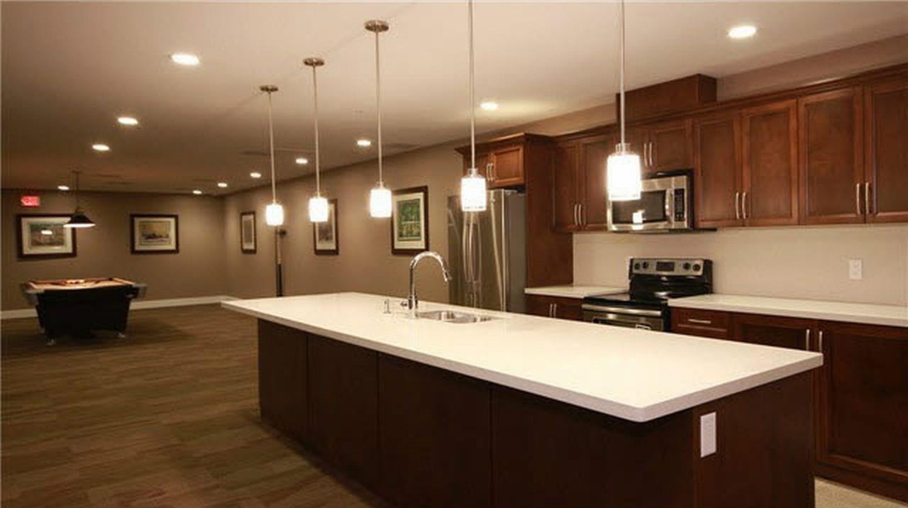 305-7777 Royal Oak Ave
