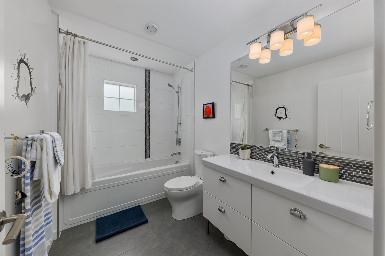 1039 Jay Cres