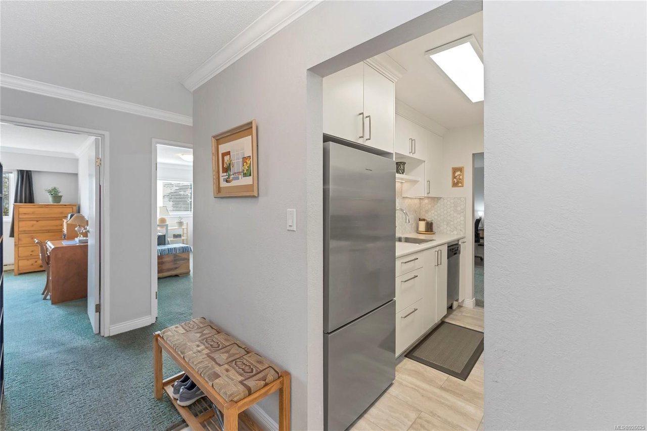204-848 Esquimalt Rd