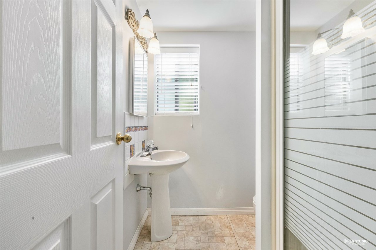 3162 Bute Cres