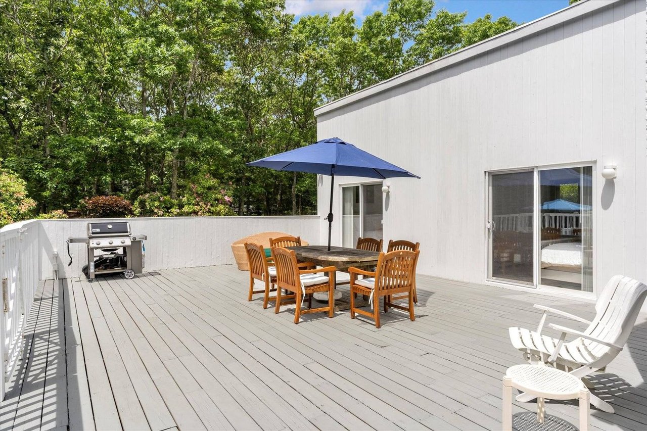 LIGHT AND BRIGHT, COMFY AND CLEAN. EAST HAMPTON SUMMER RENTAL