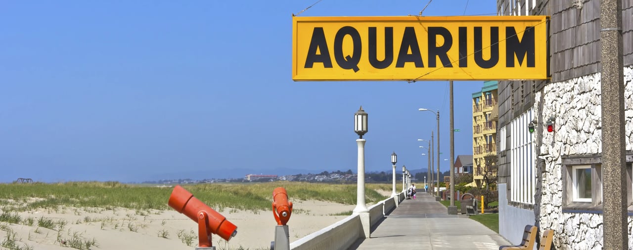 Spotting telescopes and beach homes near the Aquarium in Seaside Oregon