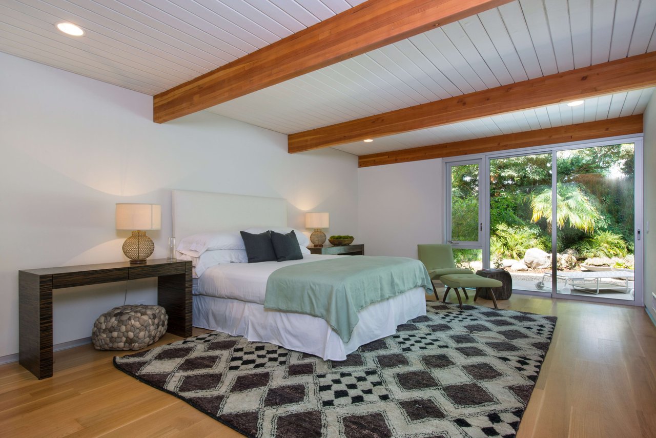 1710 Mandeville Canyon Rd