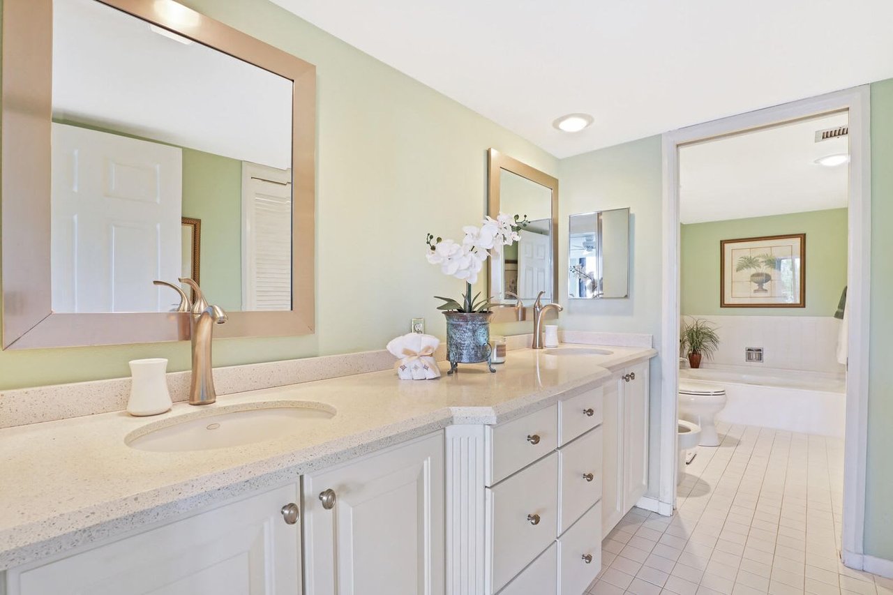 122 Lakeshore Drive #2320
