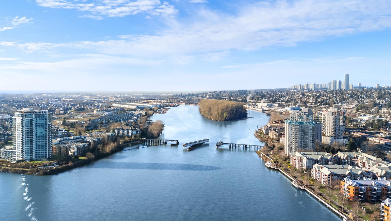 1604-1135 Quayside Dr