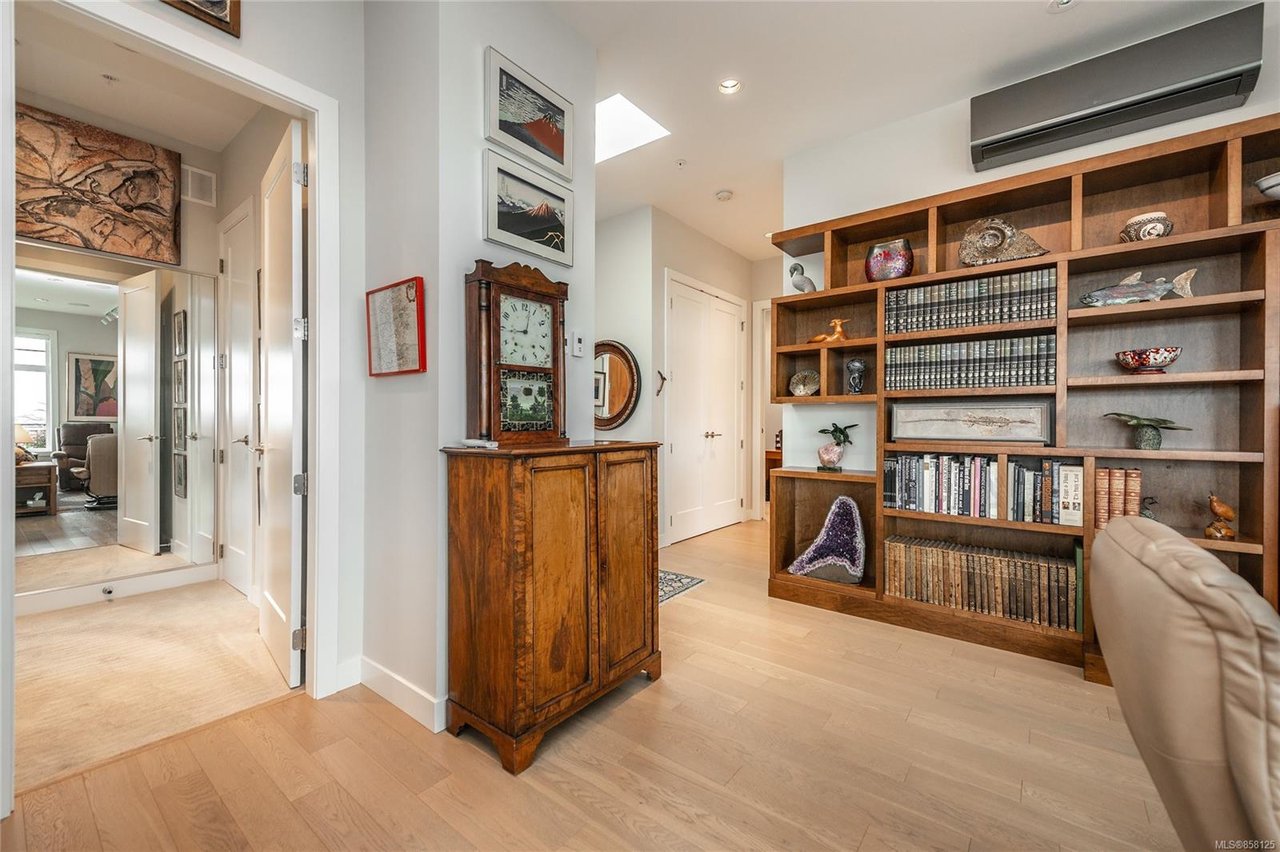 401-1765 Oak Bay Ave