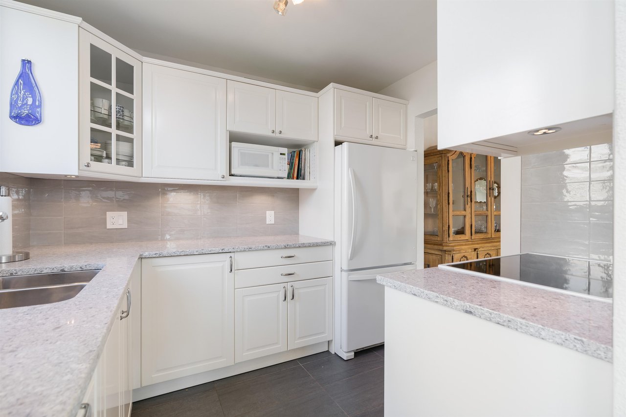 302-555 13th Street, West Vancouver