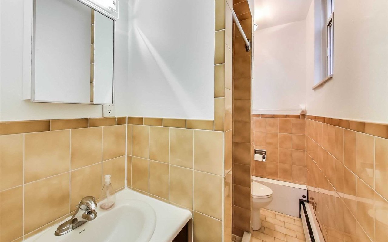 335 Lonsdale Rd #102