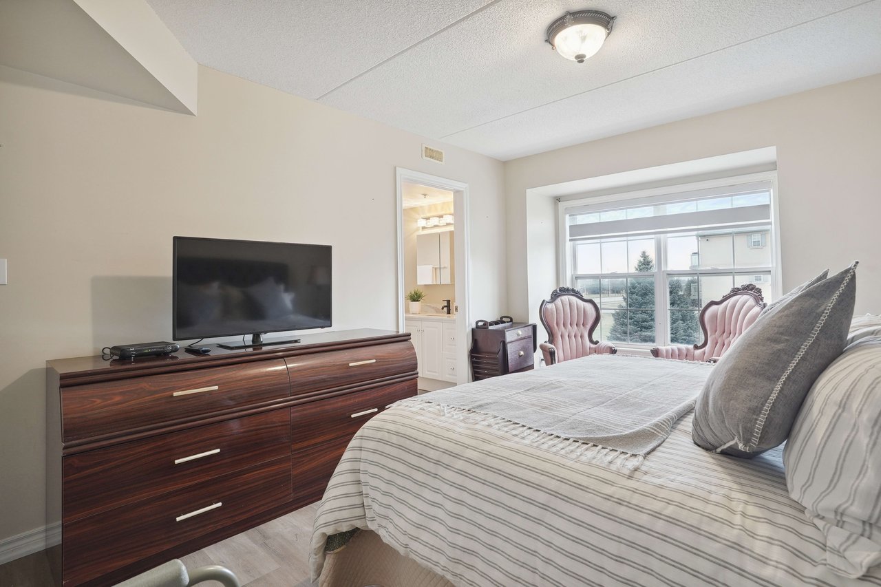 Welcoming 2 bedroom unit in sought after Glen Abbey neighbourhood