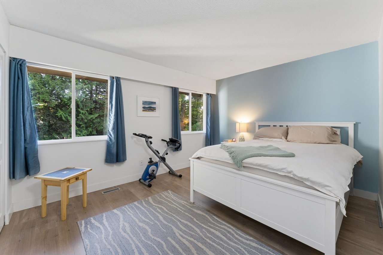 2060 Deep Cove Cres