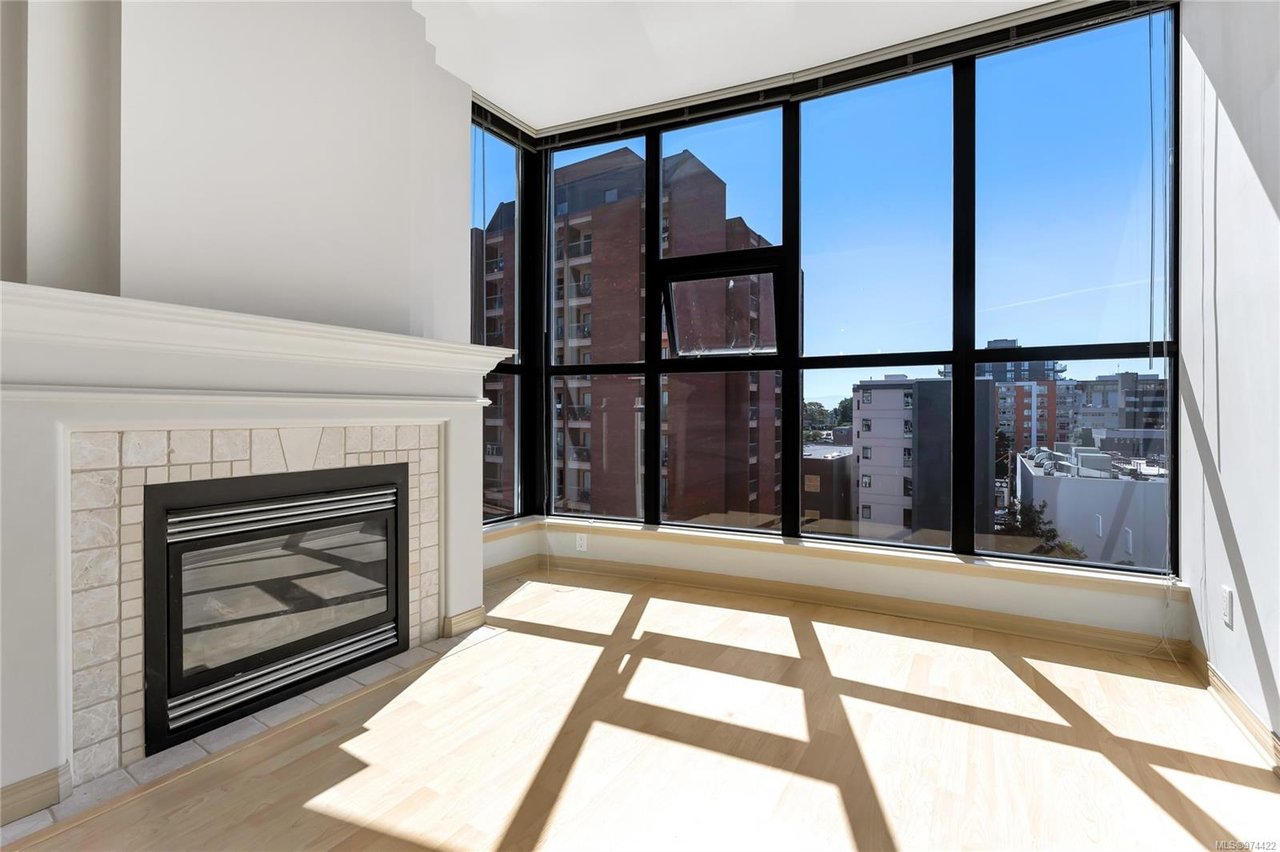 705-860 View St